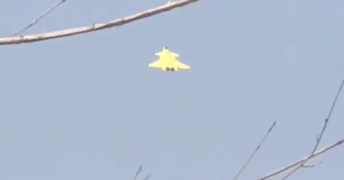 Về ngoại hình, J-20A có thiết kế kết nối giữa buồng lái và thân máy bay được nâng cao, nhằm cải thiện tính khí động học và tăng thể tích bên trong. Ảnh: @Tập đoàn Công nghiệp Máy bay Thành Đô của Trung Quốc.