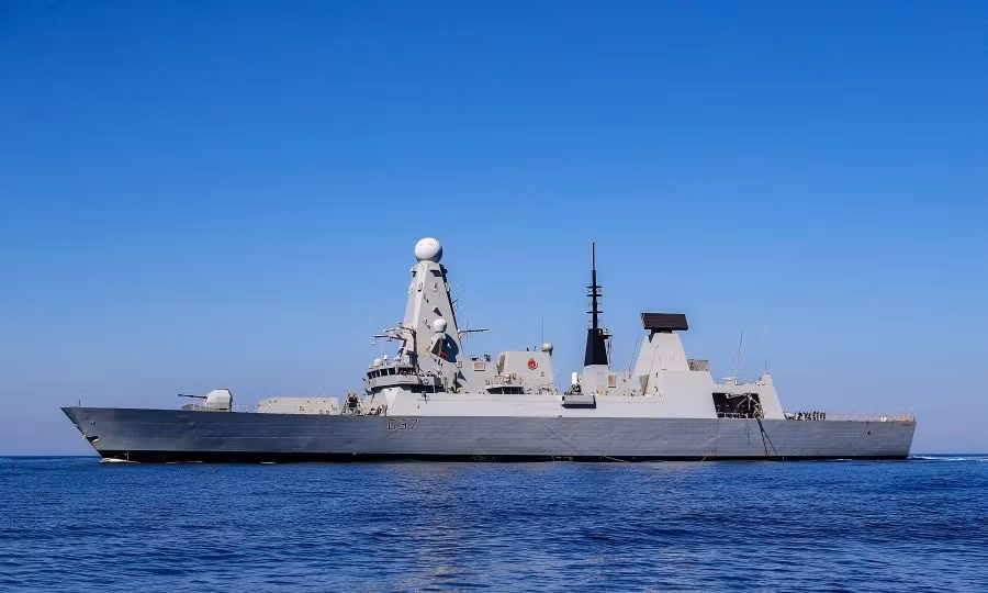 Tuy nhiên, ngay cả trong vai trò phòng không - nhiệm vụ cốt lõi của nó thì năng lực của Type 45 vẫn bị đánh giá là hạn chế, nếu so với các tàu khu trục hiện đại khác đang hoạt động tại Trung Đông. Một trong những điểm yếu lớn nhất là số lượng tên lửa mang theo tương đối ít.