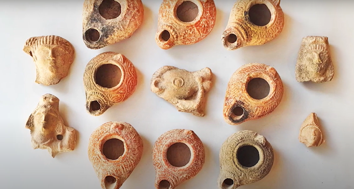 Đó là vết tích của một xưởng đèn dầu cổ xưa, bao gồm hàng trăm chiếc đèn dầu bằng gốm, khuôn đèn bằng đá và tượng đất nung tại địa điểm gần Beit Nattif. Ảnh: @Cơ quan Cổ vật Israel.