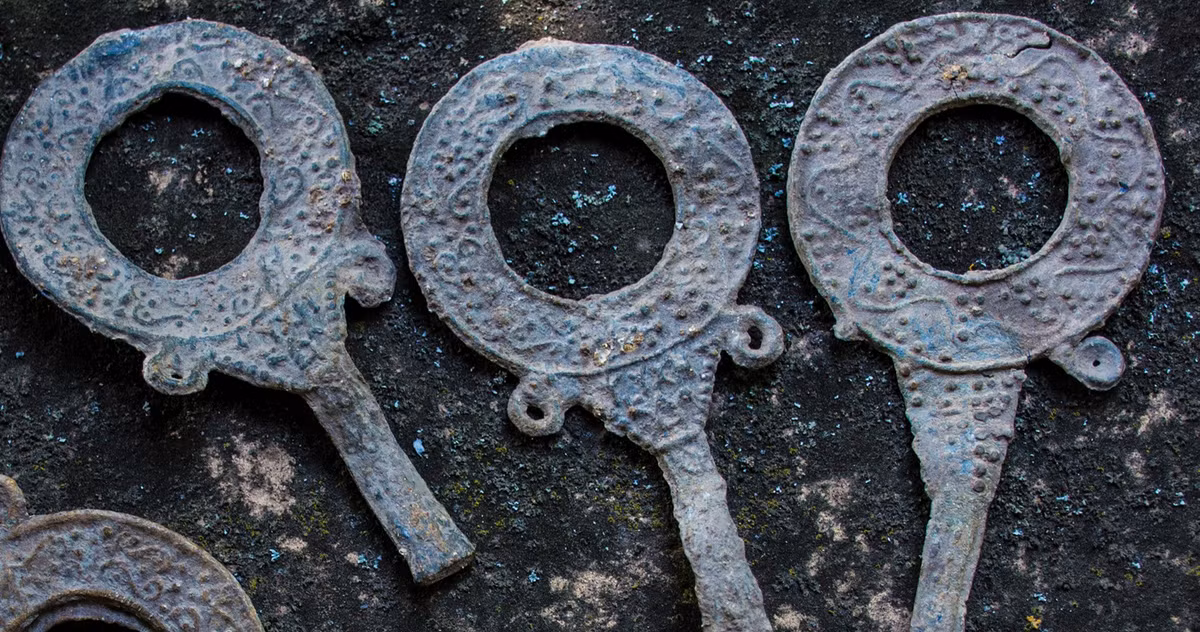 Trên khung gương này, nhà khảo cổ học Chakarov lúc đầu đoán rằng, dòng chữ khắc trên nó là “ТYXH KAΛH”, thể hiện mong muốn chủ nhân của chúng gặp nhiều may mắn. Tuy nhiên, sau khi lau chùi và kiểm tra kỹ hơn, Chakarov phát hiện dòng chữ chính xác là ΨΥΧΗ ΚΑΛΗ, chứ không phải “ТYXH KAΛH”. Ảnh: @Bảo tàng Cộng Hòa Bulgaria.