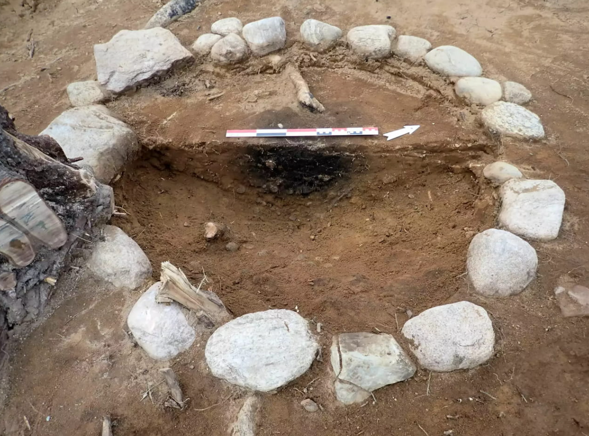 Các ngôi mộ có niên đại từ năm 800 đến 200 Trước Công Nguyên, cho thấy sự khác biệt trong cách sắp xếp hài cốt, một số được đặt trong bình đựng tro cốt và số khác chỉ đơn giản là nằm dưới các vòng tròn đá. Ảnh: @Guro Fossum / Museum of Cultural History.