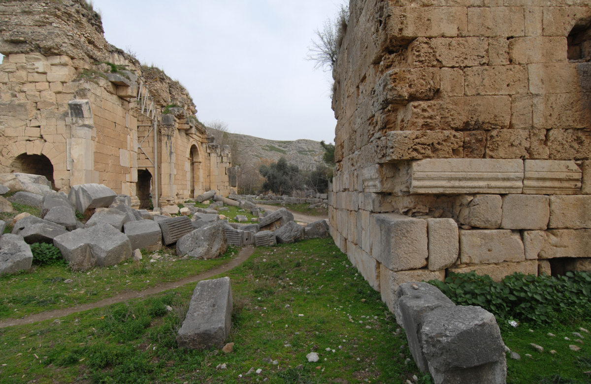 “Nhờ những đặc điểm trên, đây là cổng thành duy nhất trong khu vực mà ngày nay chúng ta gọi là Çukurova, và là một trong số ít những cổng thành cổ đại hoành tráng nằm trong lãnh thổ Thổ Nhĩ Kỳ”, Chuyên gia khảo cổ Fatih Gülsen nhận định. Ảnh: @Đại học Çukurova.