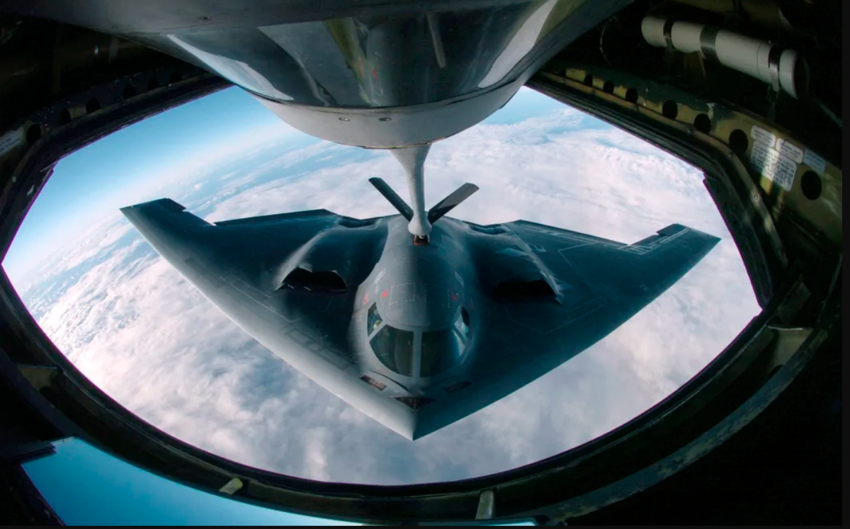 Động thái này cho phép PLAN theo dõi chuyển động của máy bay, bao gồm các nền tảng tàng hình như B-2 Spirit, bằng cách phân tích các dấu hiệu của hệ thống hỗ trợ của chúng. Các tàu cũng hỗ trợ trinh sát vệ tinh, chuyển tiếp dữ liệu đến các tài sản trên quỹ đạo của Trung Quốc để phân tích theo thời gian thực. Được trang bị các công cụ giám sát radar tầm xa, tàu Type 815A có thể phát hiện và phân loại các hoạt động quân sự cách xa hàng trăm dặm, cung cấp cái nhìn toàn diện về các hoạt động của Mỹ. Ảnh: @ RNZ.