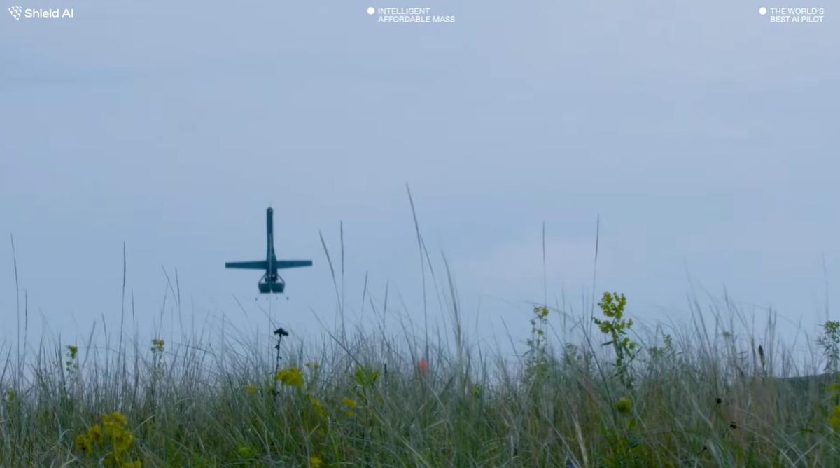 Trong các cuộc thử nghiệm, máy bay không người lái trinh sát V-BAT đã bay sâu vào các vùng lãnh thổ bị chiếm đóng tạm thời và cung cấp thông tin hiệu chỉnh mục tiêu chống lại lực lượng Nga. Ảnh: @Shield AI.