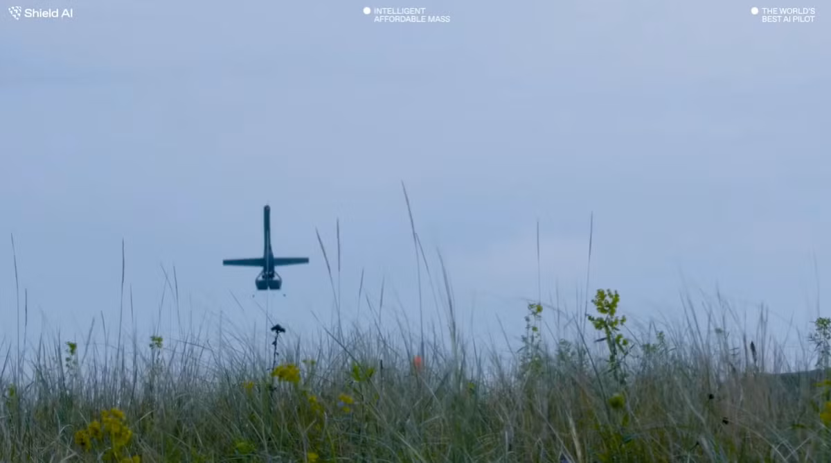 Trong các cuộc thử nghiệm, máy bay không người lái trinh sát V-BAT đã bay sâu vào các vùng lãnh thổ bị chiếm đóng tạm thời và cung cấp thông tin hiệu chỉnh mục tiêu chống lại lực lượng Nga. Ảnh: @Shield AI.