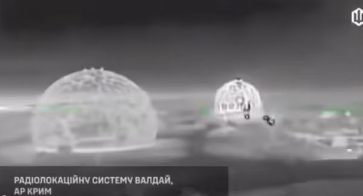 Đêm 28/12, Crimea bừng sáng trong tiếng nổ khi UAV Ukraine đồng loạt xuất kích, tung đòn đánh chính xác vào các mục tiêu quân sự của Nga. Các mũi UAV tập trung “chặt đứt” hạ tầng trinh sát và tác chiến không người lái then chốt, phơi bày những lỗ hổng nghiêm trọng trong hệ thống phòng thủ của Moscow.