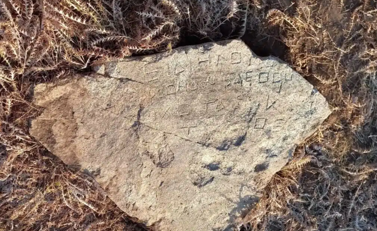 Đó là các dòng chữ khắc bằng tiếng cổ. Ảnh: @Viện Hàn lâm Khoa học Quốc gia Tajikistan.