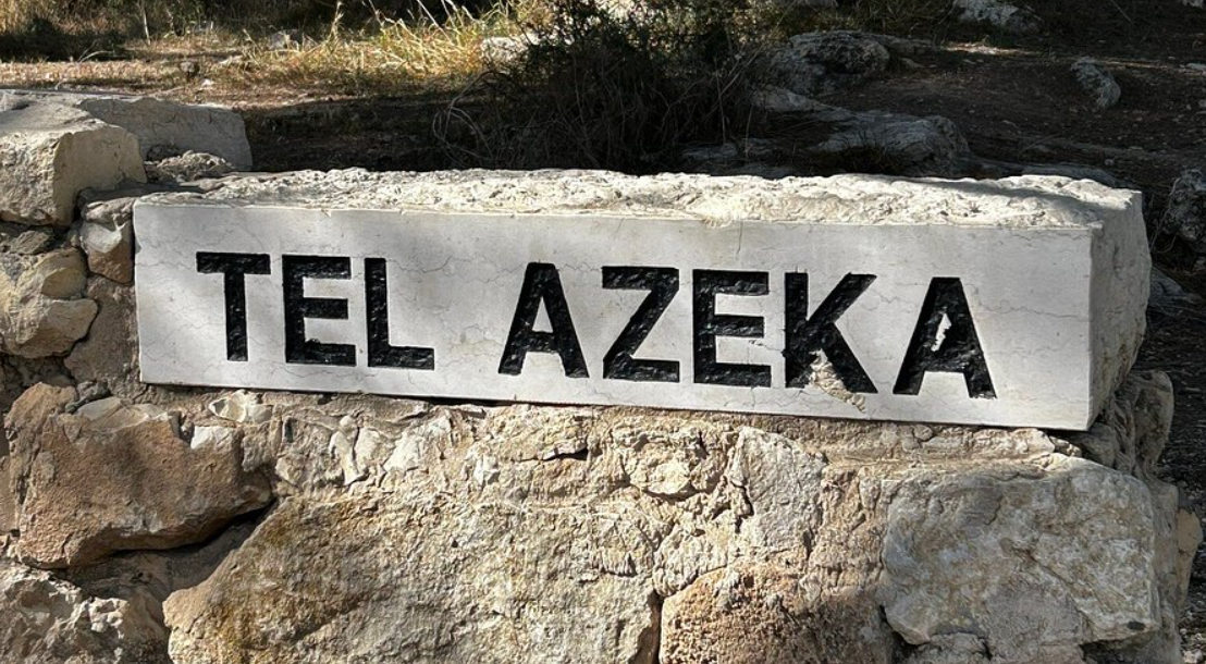 Trong một chuyến đi dạo cùng gia đình tại một trong những địa điểm khảo cổ nổi tiếng nhất của Israel, một bé gái 3 tuổi đã có một khám phá đáng kinh ngạc. Ảnh: @Cơ quan Cổ vật Israel.