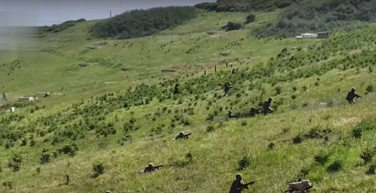 “Bài tập này đánh dấu lần đầu tiên chúng tôi chỉ huy và vận hành Sói Robot quân sự”, Hồ Tế, một thành viên tham gia cuộc tập trận, cho biết trong một tuyên bố. Ảnh: @CCTV.