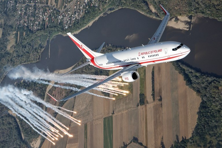 Bên cạnh biện pháp bảo vệ điện tử, Boeing 737 BBJ2 của Ba Lan còn được trang bị hệ thống liên lạc và định vị đạt chuẩn quân sự. Bao gồm đường truyền dữ liệu an toàn, vệ tinh liên lạc SATCOM, radio UHF/VHF/HF, dẫn đường TACAN, hệ thống nhận dạng địch-ta IFF Mod 5, cùng GPS với module chống giả mạo SAASM.