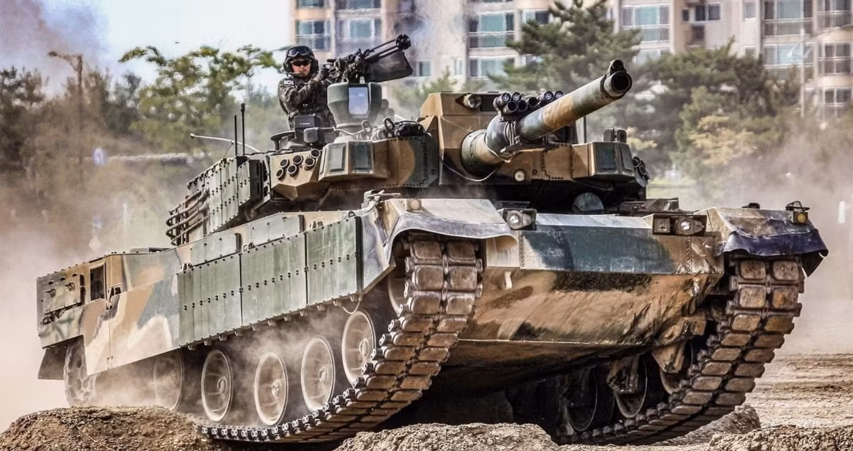 Hệ thống nạp đạn tự động của Xe tăng K2 Black Panther là một bước đột phá lớn so với triết lý của Mỹ. Trong khi xe tăng Abrams sử dụng người nạp đạn (người này phải thao tác cực kỳ nhanh nhưng cũng dễ mệt), thì Xe tăng K2 Black Panther sử dụng hệ thống băng chuyền cơ khí ở phía sau tháp pháo. Ảnh: @ Defense Magazine.