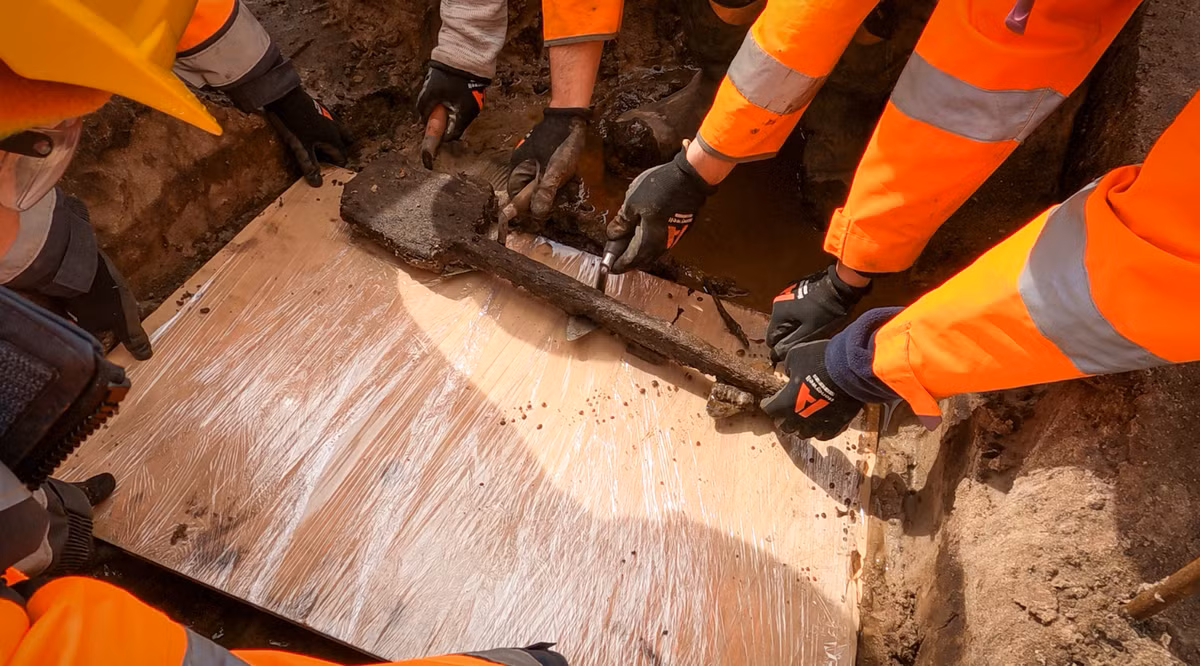 Phương pháp xác định niên đại bằng carbon phóng xạ cho thấy, chiếc xẻng được chế tạo vào Thời Kỳ Đồ Đồng Giữa, cách đây khoảng 3.500 năm trước. Ảnh: @Viện Khảo cổ Wessex.