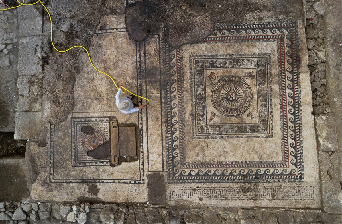 Tại đây, các chuyên gia tìm thấy bức tranh sàn khảm La Mã cổ đại được bảo quản tốt, giàu màu sắc, hoa văn và hình ảnh độc lạ. Ảnh: @Viện Nghiên cứu Khảo cổ học Quốc gia Pháp.