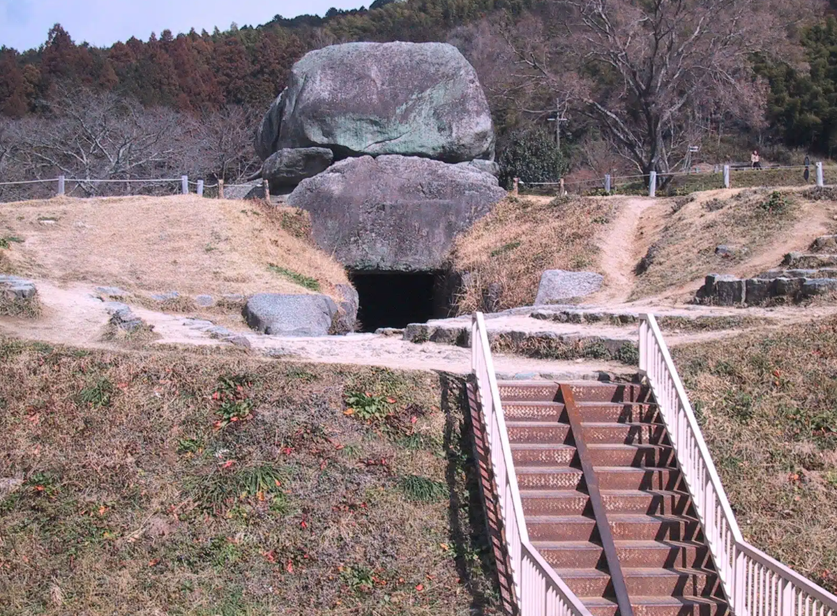 Những mảnh vỡ ban đầu được khai quật từ một lăng mộ ở Takasaki, tỉnh Gunma, hiện được công nhận là một trong những ví dụ tinh xảo nhất về đồ trang sức quân sự từ Nhật Bản cổ đại. Ảnh: @Đại học Kagoshima.