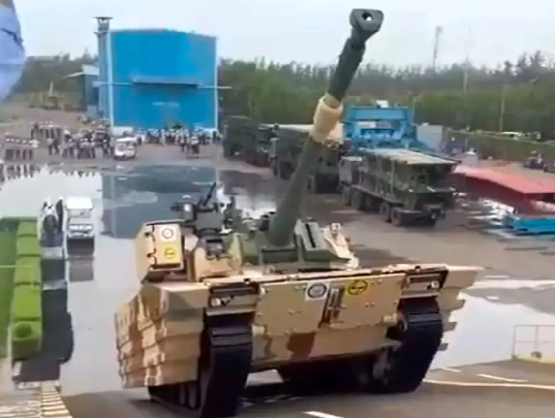 Tháp pháo có thể chịu được hỏa lực pháo 25mm ở tầm bắn 500 mét. Thân xe có khả năng chống đạn súng máy hạng nặng 14,5mm. Xe tăng có thể được trang bị giáp bổ sung dạng mô-đun để đáp ứng tiêu chuẩn đạn đạo Cấp độ 4 STANAG 4569 của NATO. Ảnh: @ India Today.