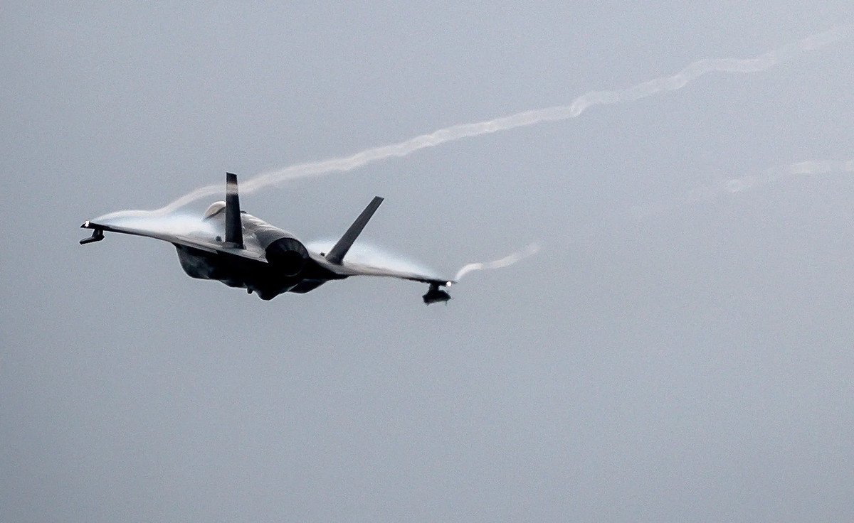 Đây được coi là đòn giáng mạnh đối với tập đoàn Lockheed Martin, do Không quân Mỹ là khách hàng lớn nhất của dòng F-35, với kế hoạch đặt mua tổng cộng 1.763 chiếc trong suốt vòng đời máy bay. Khoản tiền 3,5 tỷ đô la được đề xuất cho 24 chiếc F-35A, cùng với 531 triệu đô la cho việc mua sắm trước, cho thấy sự thu hẹp đáng kể của một chương trình từng được coi là bất khả xâm phạm. 7-2945.jpg