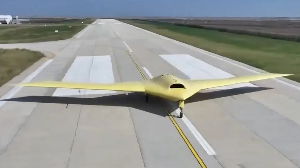 Những UAV như WZ-X thường được thiết kế để thực hiện nhiệm vụ trinh sát tầm xa, xâm nhập sâu vào không phận đối phương với rủi ro thấp. Phần thân trung tâm rộng rãi cũng cho phép tích hợp thiết bị thông tin vệ tinh, giúp duy trì liên lạc ngoài tầm nhìn. Đây là năng lực chiến lược mà Trung Quốc đang theo đuổi nhằm đối trọng với Mỹ.