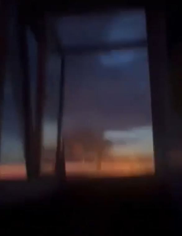 Xét đến khoảng cách từ Chernivtsi đến Nga — chỉ cách biên giới Romania, một thành viên NATO, khoảng 32 km — tên lửa hành trình tầm xa Kh-101 là ứng cử viên hợp lý duy nhất được Nga lựa chọn để thực hiện cuộc tấn công này. Ảnh: @TheDeadDistrict.