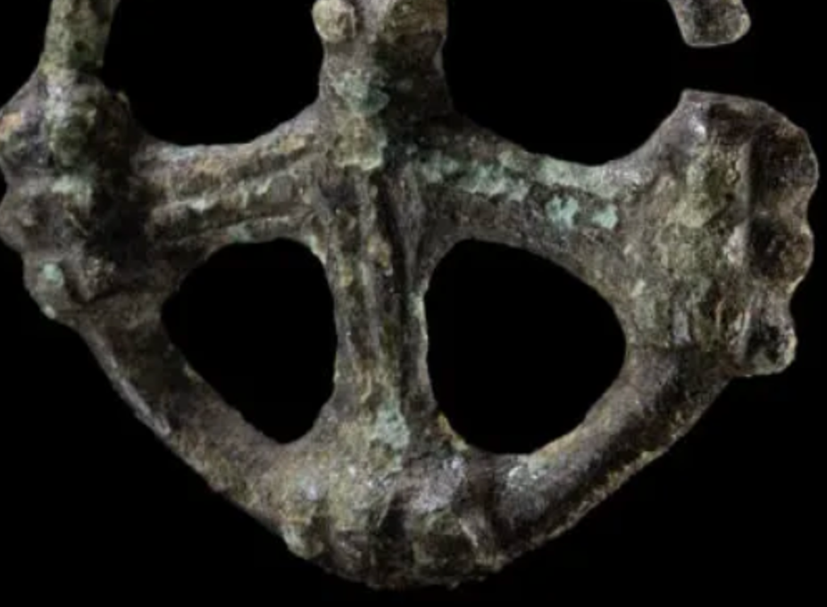 Đó là một cây thánh giá hình bánh xe bằng đồng được đúc tinh xảo, có niên đại từ thế kỷ thứ 10 hoặc 11 Sau Công Nguyên. Ảnh: @Văn phòng Bảo tồn Di tích và Bảo tàng Khảo cổ học bang Brandenburg (BLDAM).