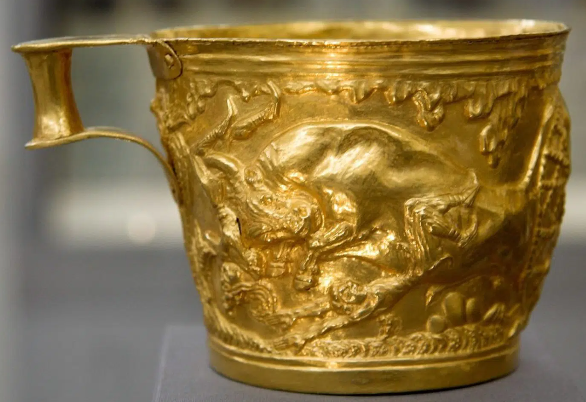 Chiếc cốc thứ hai thể hiện một cảnh tượng khác, khi một con bò đực bị bắt trong lưới. Ảnh: @Bảo tàng Khảo cổ Quốc gia Athens.