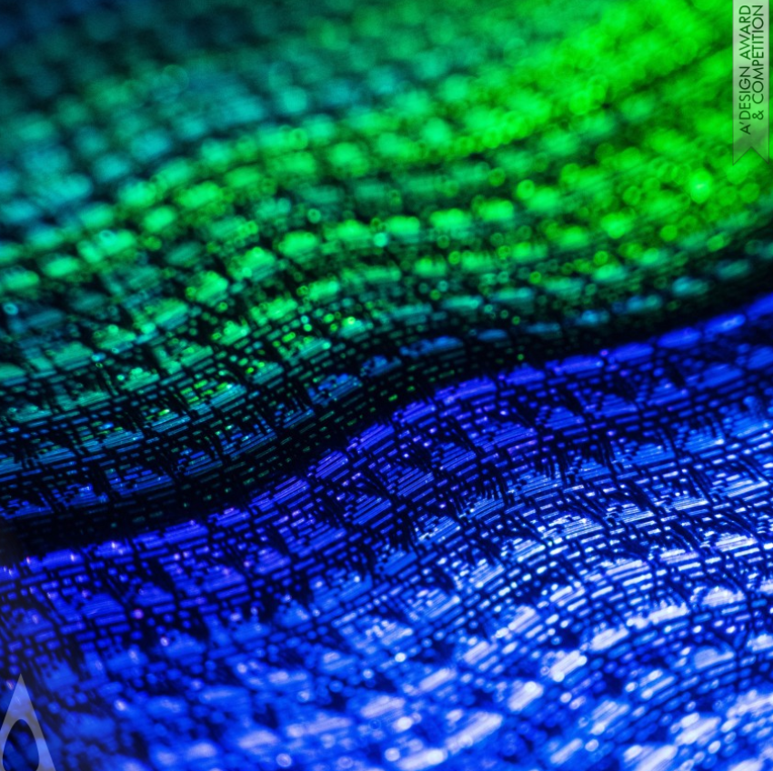 Ở đây, các nhà nghiên cứu đã tạo ra một chiếc áo khoác sưởi ấm thông minh từ vải điện tử mới đặc biệt của họ. Loại vải này chứa sợi tráng bạc sinh nhiệt. Sợi tráng bạc này có chức năng làm ấm quần áo, mà nó chỉ có trọng lượng nhẹ hơn và linh hoạt hơn, so với các sợi carbon thông thường. Ảnh: @adesignaward.