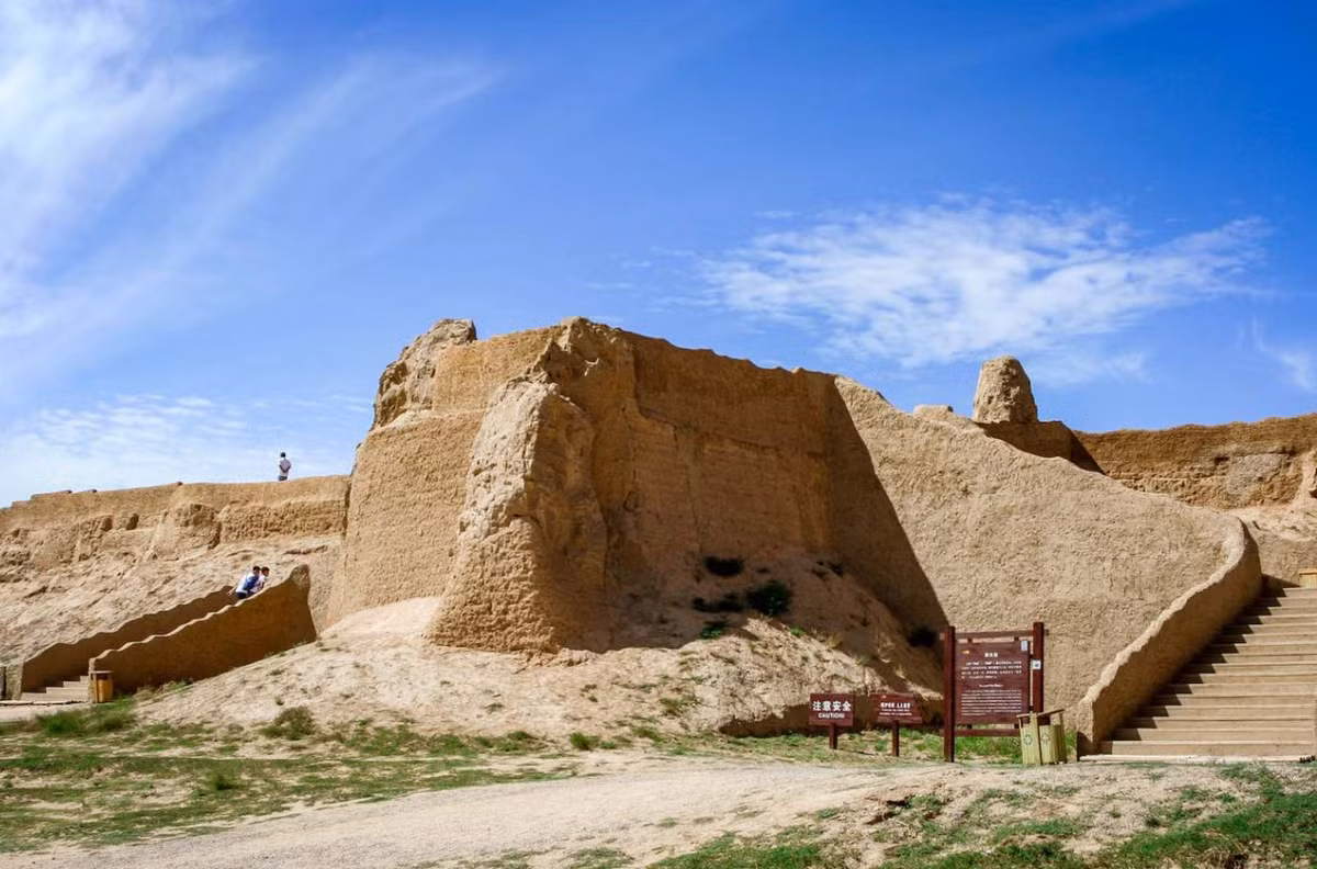 Dưới cái nắng gay gắt, Xu Xiaolong và các đồng nghiệp lội bộ qua những bãi cỏ hoang dại ở sa mạc Gobi, rà soát những sườn đồi đá của núi Helan ở Ngân Xuyên, Tây Bắc Trung Quốc, để tìm kiếm những hình khắc cổ. Ảnh: @Xinhua.