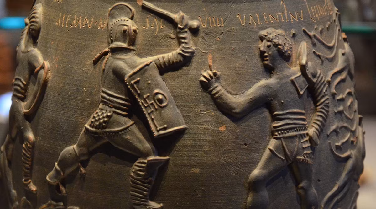 Điều đáng nói là mặt ngoài chiếc bình cổ Colchester này đúc nổi một cảnh tượng trận đấu của đấu sĩ đấu kiếm ở Anh thời La Mã cổ đại. Ảnh: @Bảo tàng Colchester.