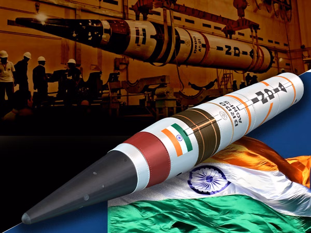 Tên lửa có chiều dài khoảng 17,5 mét, đường kính 2 mét và trọng lượng 50 tấn. Điểm nổi bật của Agni-5 nằm ở cấu trúc cơ động: nó được đặt trong ống phóng kín gắn trên xe chuyên dụng, cho phép di chuyển linh hoạt và sẵn sàng phóng trong thời gian ngắn. Cấu trúc này không chỉ tăng tính sống sót của vũ khí mà còn giúp Ấn Độ triển khai ở nhiều địa hình khác nhau.