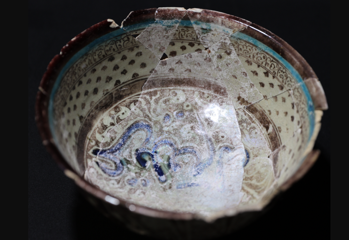 Chiếc bát này sâu khoảng 20 cm, nó gây ấn tượng nhờ lớp tráng men nhiều màu tinh xảo, mang lại vẻ sáng bóng như kim loại. Ảnh: @Đại học Harran.