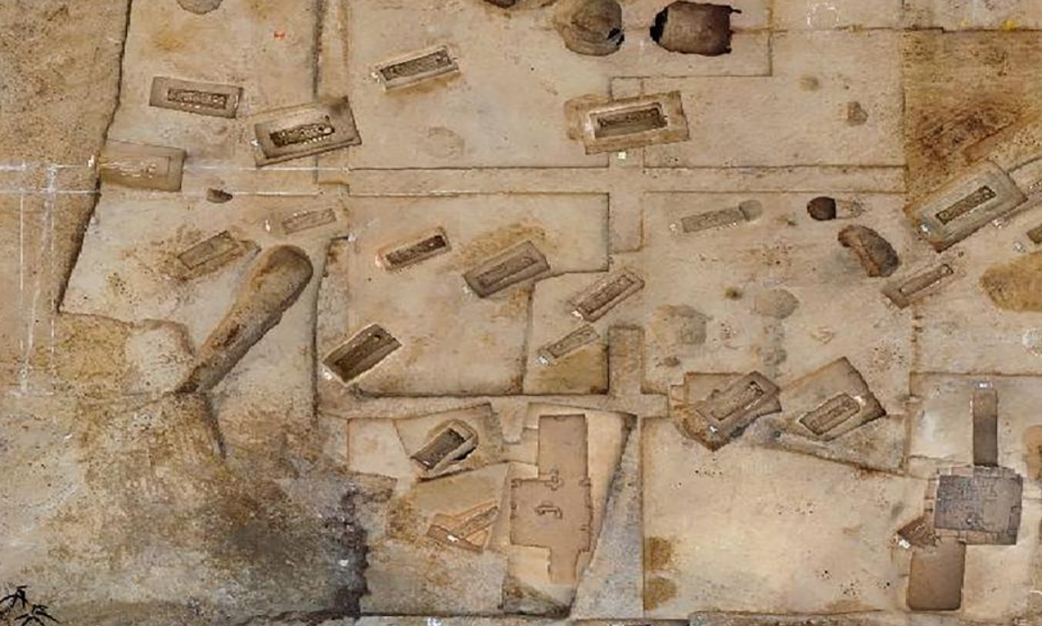 Tại địa điểm Xingong ở Bắc Kinh (Trung Quốc), một khu định cư có niên đại từ năm 1.500 đến 1.300 Trước Công nguyên, các chuyên gia đến từ Cục Di sản Văn hóa Thành phố Bắc Kinh bất ngờ tìm thấy nhiều di vật lạ. Ảnh: @Yang Feiyue/China Daily.