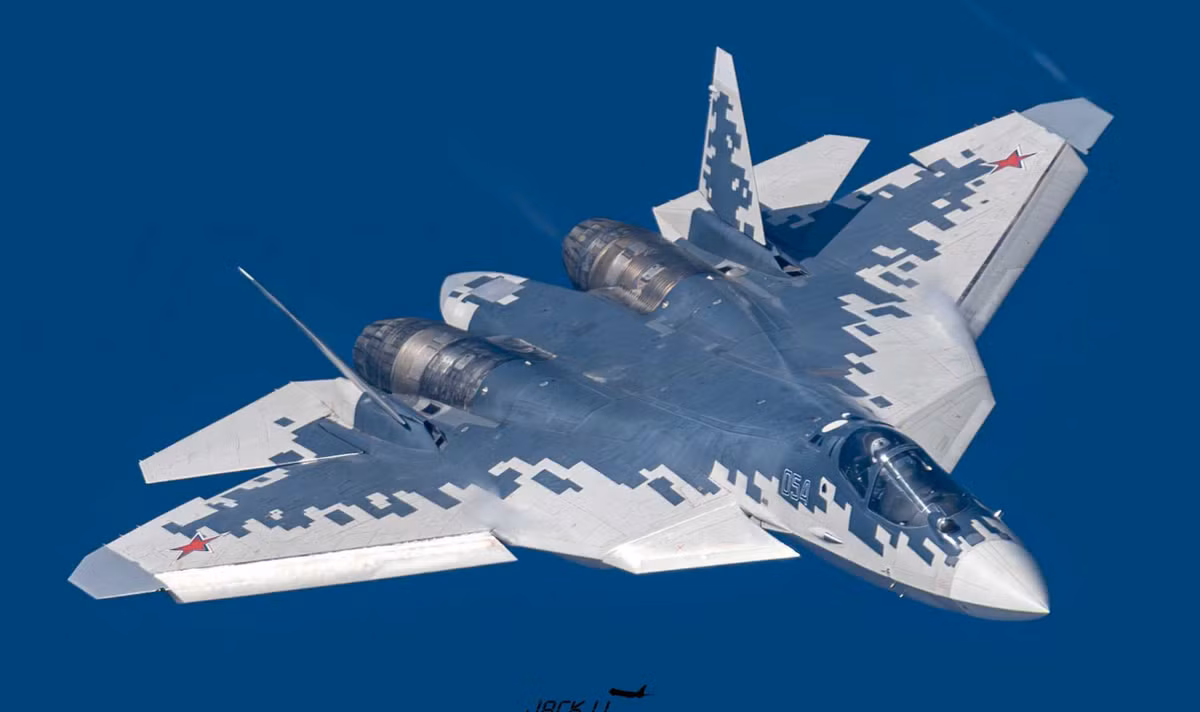 Các báo cáo về sự quan tâm của nước Algeria đối với Su-57E xuất hiện sớm nhất là vào tháng 11 năm 2024, khi các quan chức Nga xác nhận việc ký kết hợp đồng xuất khẩu máy bay mà không nêu tên người mua. Theo báo cáo tháng 2 năm 2025 của hãng tin Focus News của Bulgaria, trích dẫn nguồn tin từ đài truyền hình APS của Algeria, các phi công không quân Algeria đã được đào tạo tại Nga để vận hành Su-57E, với thời gian giao hàng dự kiến ​​vào cuối năm 2025. Ảnh: @National Security Journal.