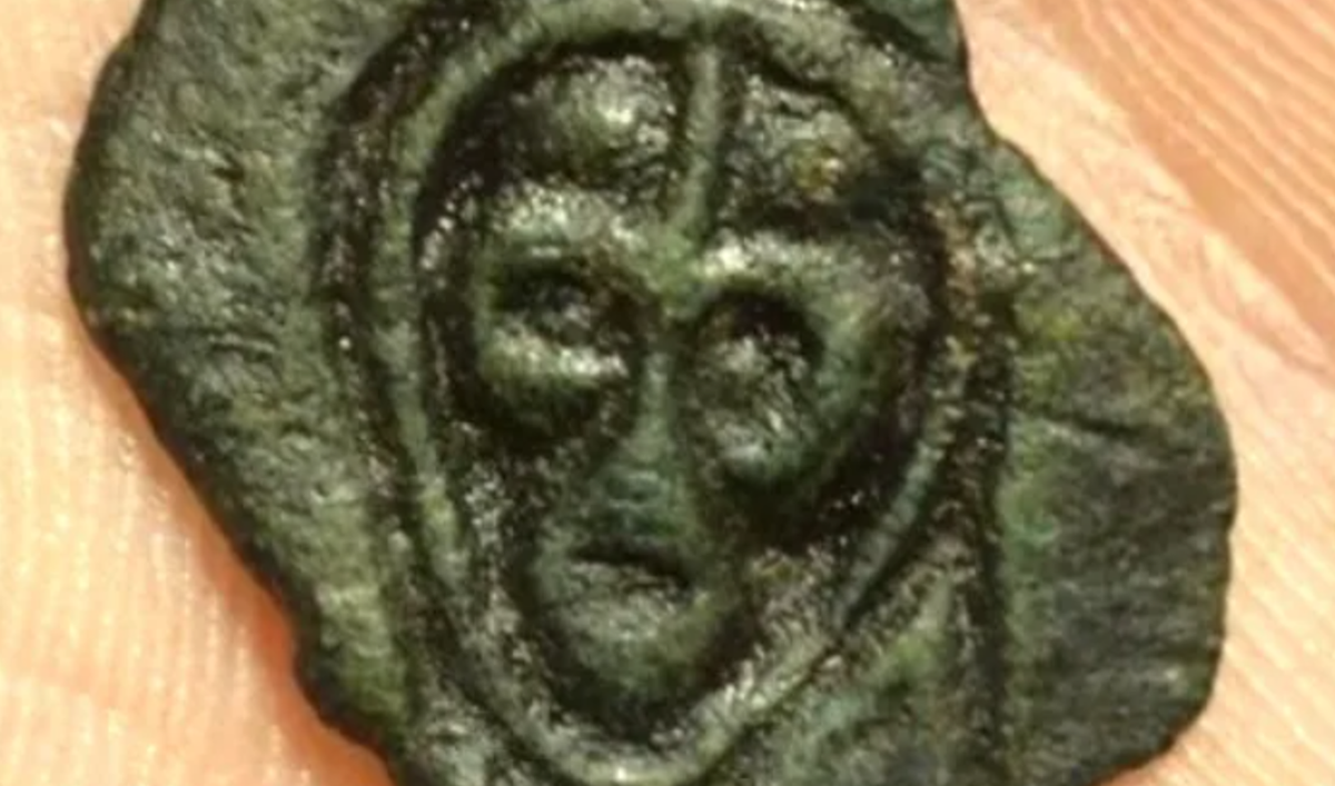 Tất cả những dấu hiệu này khiến vật thể xa rời lĩnh vực kinh tế tiền tệ có cấu trúc và có vẻ gần gũi hơn với các dấu hiệu, biểu tượng nghi lễ ma thuật cổ xưa. Ảnh: @Wez Biddles.