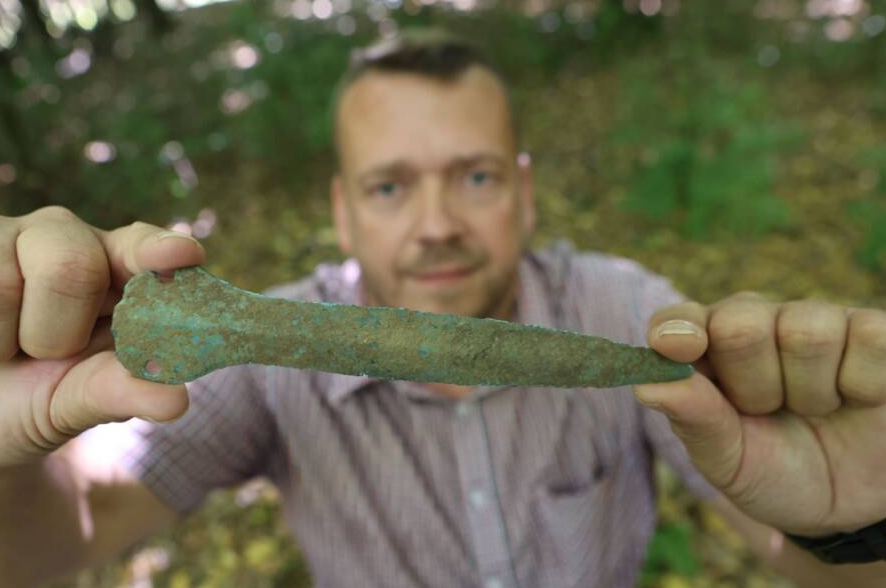 Ngay lập tức, người đàn ông báo cáo sự việc lên Văn phòng Bảo tồn Di tích và Khảo cổ học bang Thuringia ở Weimar để tiến hành thăm dò, nghiên cứu khảo cổ học chuyên sâu vật thể. Ảnh: @Văn phòng Bảo tồn Di tích và Khảo cổ học bang Thuringia.