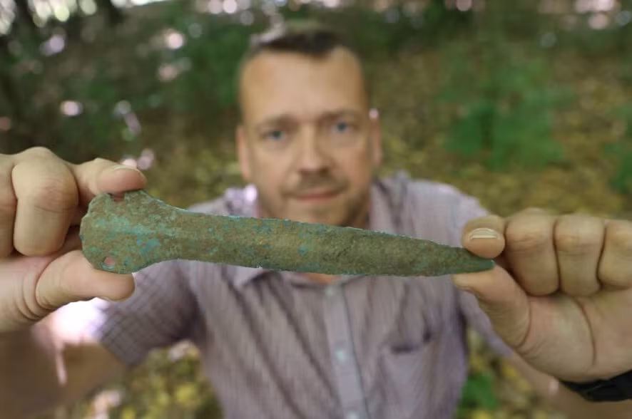 Ngay lập tức, người đàn ông báo cáo sự việc lên Văn phòng Bảo tồn Di tích và Khảo cổ học bang Thuringia ở Weimar để tiến hành thăm dò, nghiên cứu khảo cổ học chuyên sâu vật thể. Ảnh: @Văn phòng Bảo tồn Di tích và Khảo cổ học bang Thuringia.