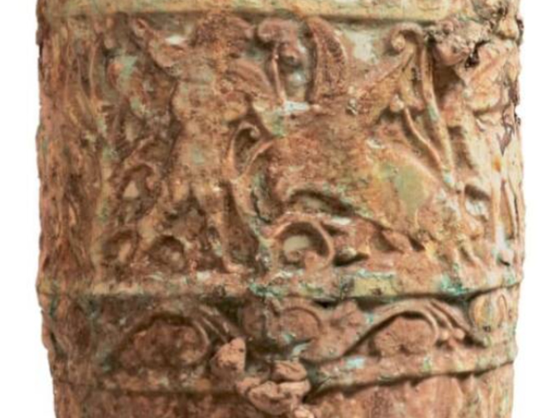 Chiếc bình gốm Ai Cập này được làm bằng gốm tráng men, một loại gốm màu xanh vàng bóng phổ biến ở Ai Cập. Ảnh: @Viện Nghiên Cứu Khảo Cổ Parco Archeologico di Pompei.