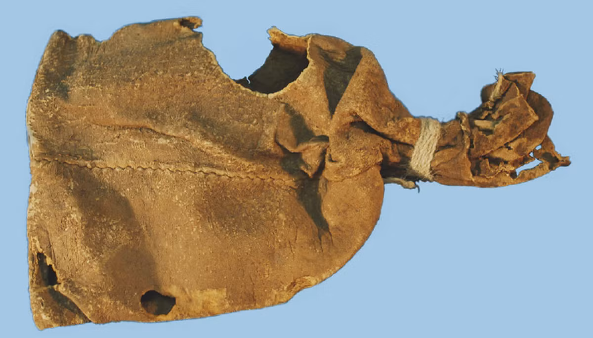 Bằng phương pháp phổ khối gia tốc và phương pháp xác định niên đại bằng cacbon phóng xạ, các chuyên gia xác định, chiếc túi da này có niên đại 1.000 năm tuổi, nó thuộc về người Mỹ bản địa ở vùng Nam Mỹ. Ảnh: @Đại học California - Berkeley.