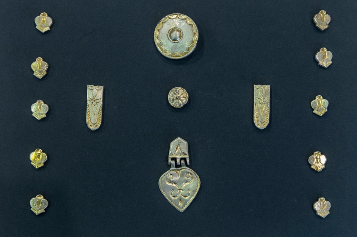 Ngôi mộ đầu tiên chứa hài cốt của một chiến binh cấp cao, chỉ mới 17 hoặc 18 tuổi khi qua đời. Ngôi mộ không bị cướp phá hay xáo trộn, và các đồ tùy táng khiến nó trở thành một trong những ngôi mộ giàu có nhất từng được tìm thấy trong khu vực. Ông được chôn cất với một chiếc nhẫn vàng có gắn đá thủy tinh màu xanh lam, hai chiếc khuyên tai vàng trên tóc và những chiếc vòng bạc trang trí ở tay và chân. Ảnh: @Bảo tàng Quốc gia Hungary.