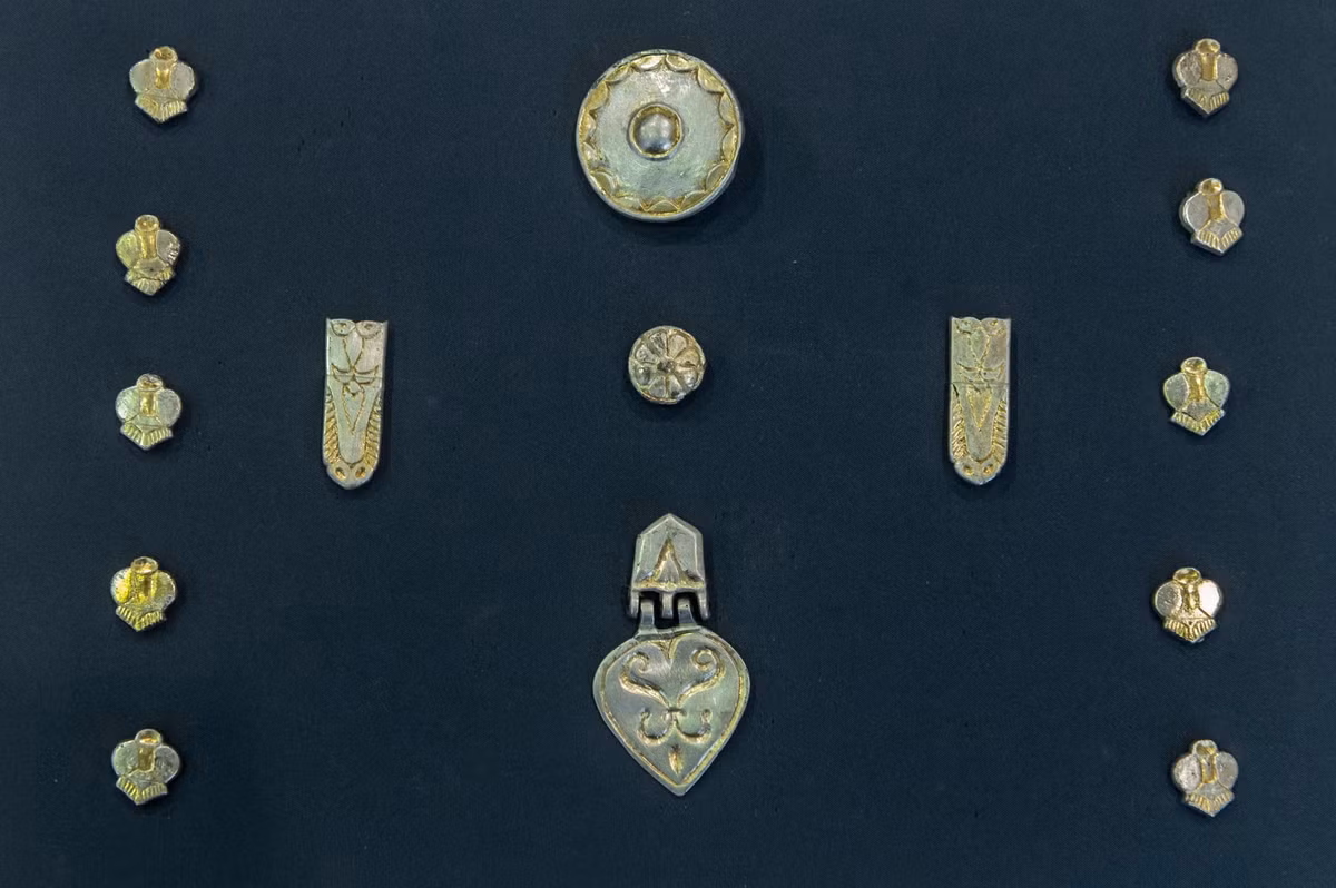 Ngôi mộ đầu tiên chứa hài cốt của một chiến binh cấp cao, chỉ mới 17 hoặc 18 tuổi khi qua đời. Ngôi mộ không bị cướp phá hay xáo trộn, và các đồ tùy táng khiến nó trở thành một trong những ngôi mộ giàu có nhất từng được tìm thấy trong khu vực. Ông được chôn cất với một chiếc nhẫn vàng có gắn đá thủy tinh màu xanh lam, hai chiếc khuyên tai vàng trên tóc và những chiếc vòng bạc trang trí ở tay và chân. Ảnh: @Bảo tàng Quốc gia Hungary.