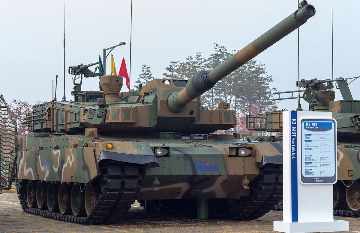 Một trong những điểm "thông minh" nhất của Xe tăng K2 Black Panther là hệ thống điều khiển hỏa lực. Xe tăng này sử dụng radar tần số cao và máy đo khoảng cách laser để "khóa mục tiêu", thậm chí cả trực thăng bay thấp. Ảnh: @ Defense Magazine.