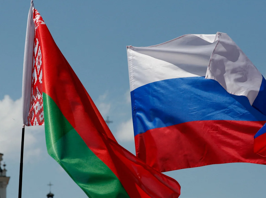 Nga có thể bù đắp một số chi phí thông qua các khoản vay hoặc thỏa thuận trao đổi hàng hóa, như đã làm trong các thỏa thuận quân sự trước đây, nhưng khả năng tài trợ như vậy cho Belarus ở bối cảnh mới như hiện nay vẫn chưa gì là chắc chắn. Bởi các lệnh trừng phạt sẽ làm phức tạp thêm “bức tranh” này, hạn chế khả năng tiếp cận công nghệ và thị trường tài chính phương Tây của cả hai nước. Ảnh: @ISPI.