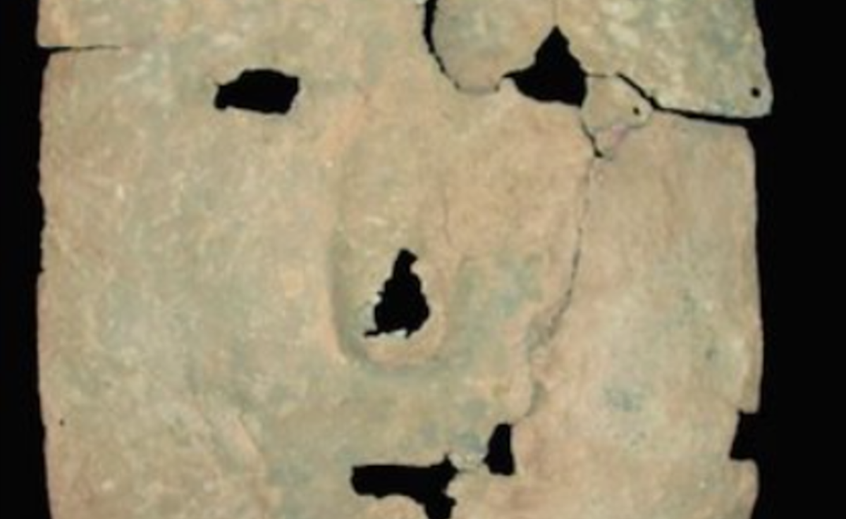 Do tính chất mỏng manh và dễ vỡ, các nhà khảo cổ đã quyết định không loại bỏ lớp bụi bẩn để bảo tồn màu đồng của nó. Ảnh: @Đại học Buenos Aires.