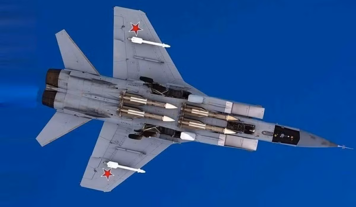 Đầu đạn hạt nhân như vậy có thể được dùng cho các cuộc giao tranh diện rộng, có khả năng vô hiệu hóa nhiều mục tiêu trong bán kính nổ, chẳng hạn như đội hình máy bay ném bom, máy bay cảnh báo sớm và kiểm soát trên không (AWACS), hoặc thậm chí là cả đàn máy bay không người lái. Ảnh: @Military Watch Magazine.