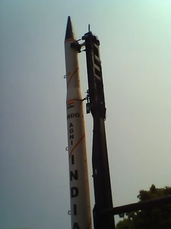 Sau vụ đụng độ Galwan 2020, căng thẳng Ấn - Trung dọc biên giới chưa hạ nhiệt. Bắc Kinh tăng cường hạ tầng quân sự ở Tây Tạng, trong khi New Delhi triển khai thêm lực lượng và khí tài hiện đại, củng cố vị thế tại các khu vực chiến lược, khiến bối cảnh vụ thử Agni-5 càng đáng chú ý.