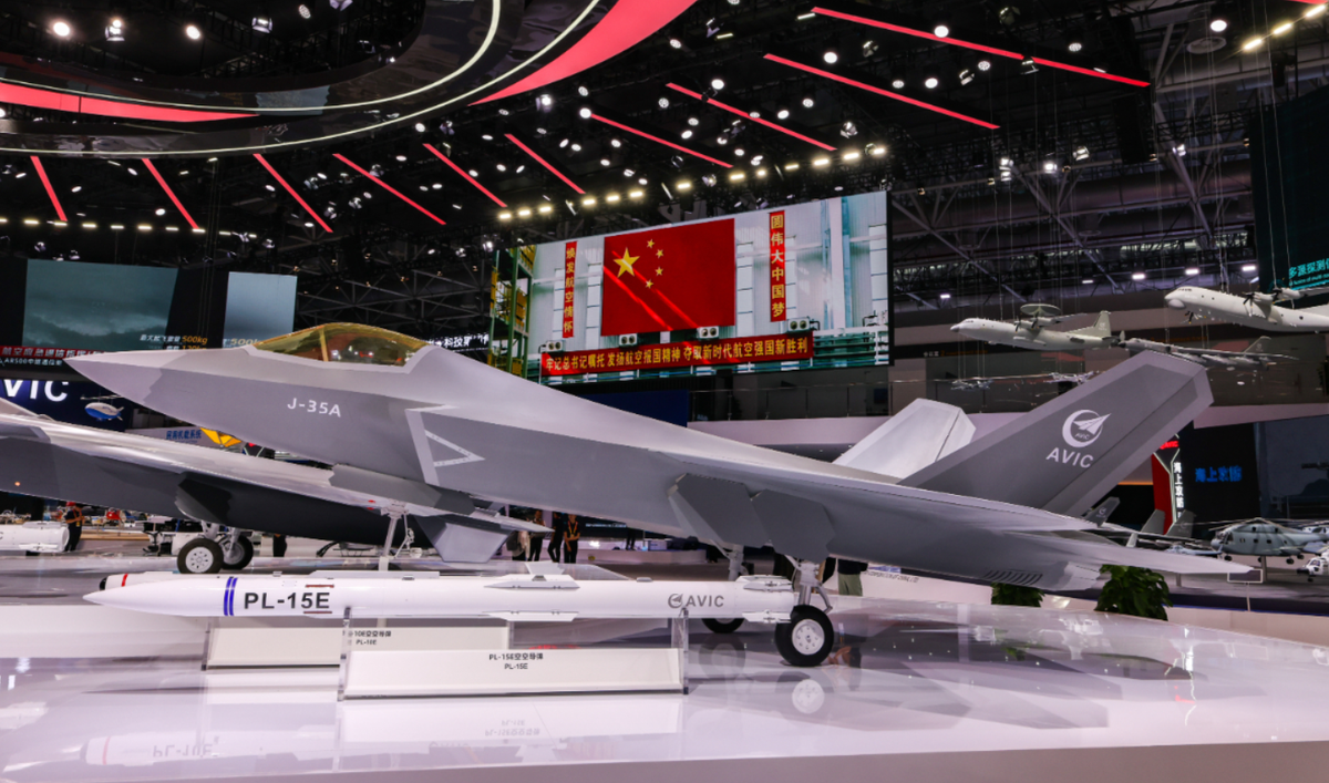 Biến thể này dường như được thiết kế riêng cho các hoạt động từ mạng lưới căn cứ không quân rộng lớn của Trung Quốc. Bánh xe mũi đơn và thiết kế cánh được sửa đổi cho thấy khả năng cơ động và hiệu quả được cải thiện so với FC-31, có khả năng cho phép nó hoạt động từ các đường băng ngắn hơn hoặc kém phát triển hơn. Điều này có thể giúp tăng cường khả năng của Không quân Quân đội Giải phóng Nhân dân (PLAAF) trong việc triển khai sức mạnh không quân trên khắp châu Á, từ dãy Himalaya đến Biển Hoa Đông. Ảnh: @ South China Morning Post.