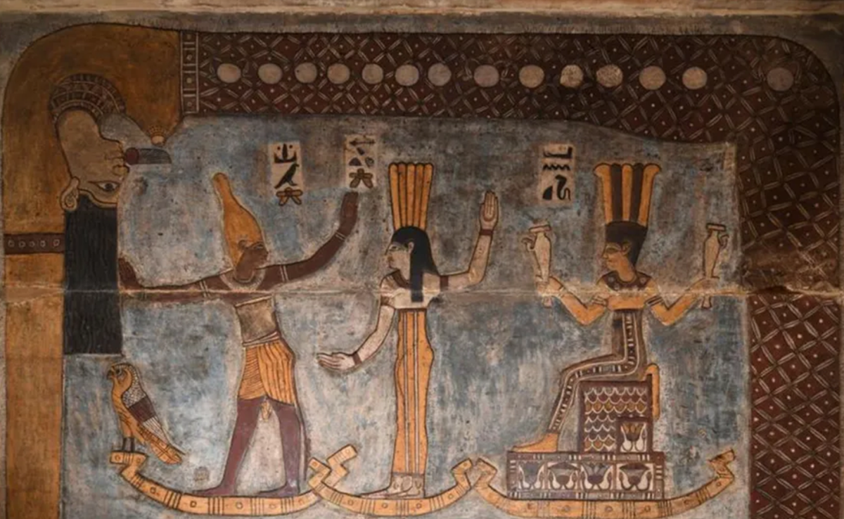 rên trần ngôi đền Esna này chứa một bức tranh mô tả các vị thần Ai Cập Orion (còn gọi là Shah), Sothis và Anukis trên những chiếc thuyền cạnh nhau, trong khi nữ thần bầu trời Nut bay ở chiều phía trên họ. Ảnh: @Ahmed Amin/Bộ Du lịch và Cổ vật Ai Cập.