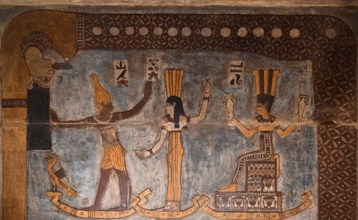 rên trần ngôi đền Esna này chứa một bức tranh mô tả các vị thần Ai Cập Orion (còn gọi là Shah), Sothis và Anukis trên những chiếc thuyền cạnh nhau, trong khi nữ thần bầu trời Nut bay ở chiều phía trên họ. Ảnh: @Ahmed Amin/Bộ Du lịch và Cổ vật Ai Cập.