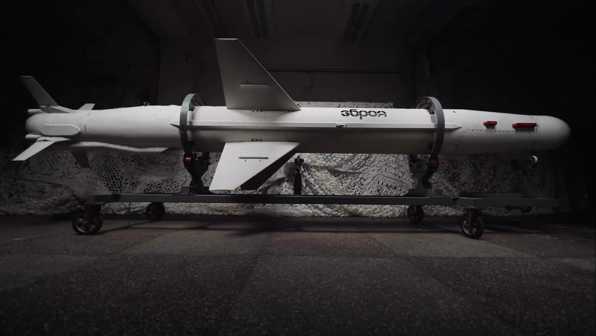 Tuy nhiên, chuyên gia cảnh báo, mỗi quả cần tới hai năm lắp ráp cùng chi phí khổng lồ, nên mở rộng sản xuất không thể “một sớm một chiều”. Khi Ukraine đánh sâu vào Nga, Trung Đông bùng lửa và Thái Bình Dương nổi sóng, nhu cầu vũ khí tầm xa lẫn phòng không bùng nổ, đẩy cuộc chạy đua vũ trang toàn cầu sang giai đoạn khốc liệt và khó lường.