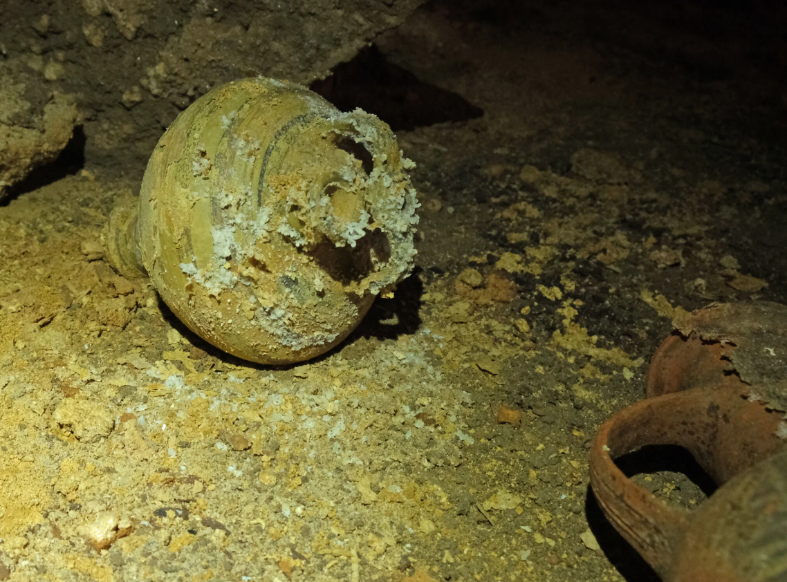 Nhóm chuyên gia còn tìm thấy đèn, đầu mũi tên, mũi giáo bằng đồng và hài cốt con người trong hai ô hình chữ nhật nằm ở góc hang động. Ảnh: @Cơ quan Cổ vật Israel.