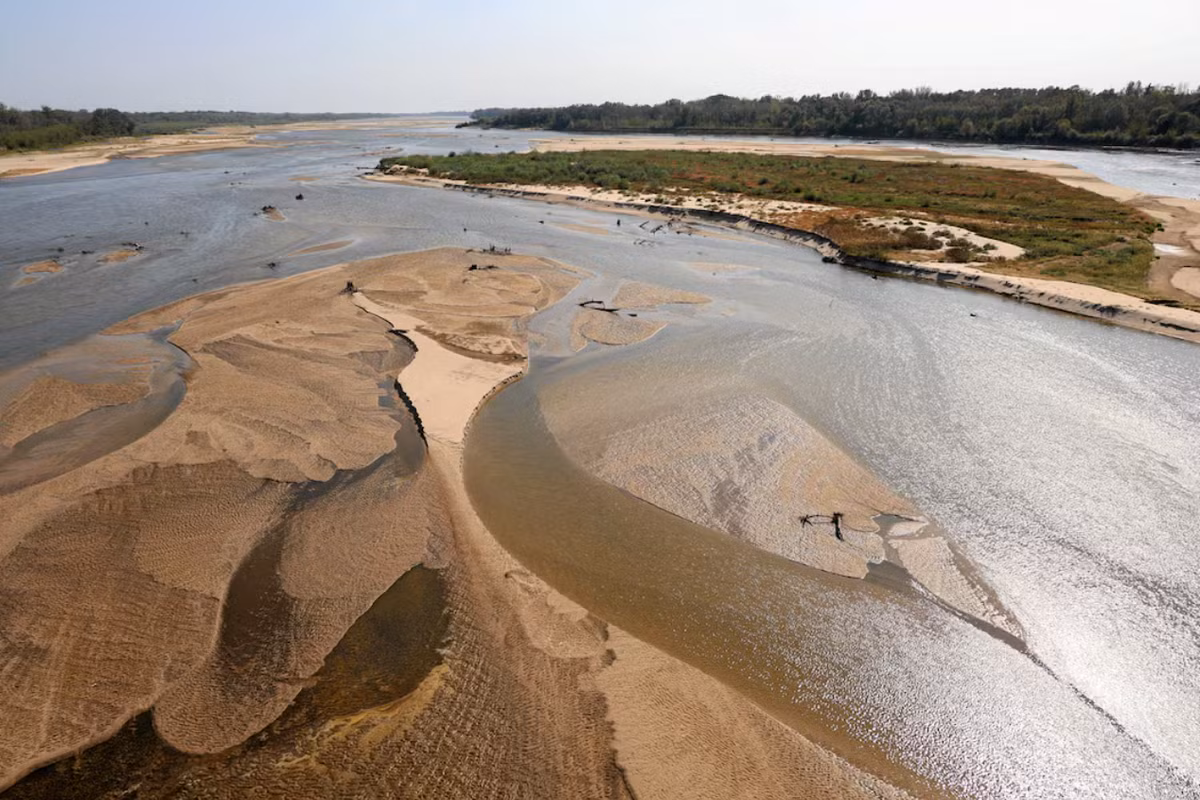 Theo đó, một cần thủ tên là Andrzej Korpikiewicz khi đang câu cá trên sông Vistula ở Warsaw, Ba Lan thì bất ngờ tìm thấy một hiện vật cổ xưa kỳ lạ. Ảnh: @Andrzej Korpikiewicz.