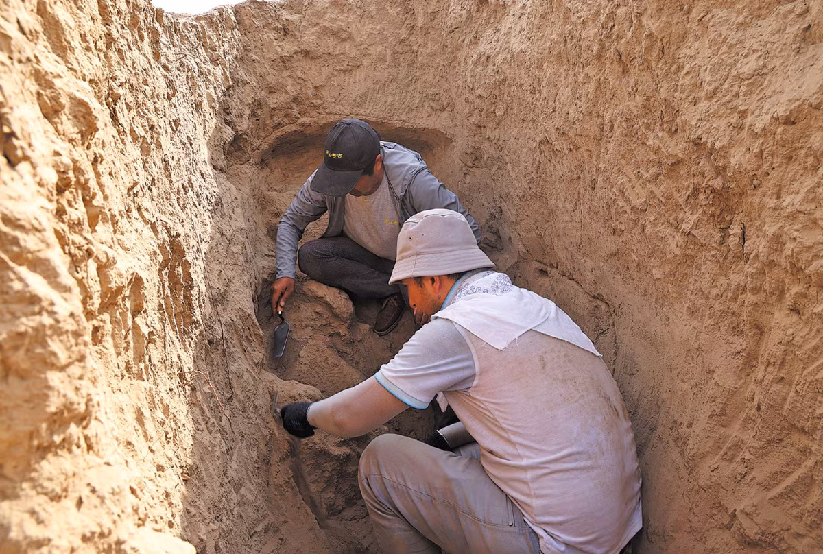 Các nhà khảo cổ học gạt bỏ lớp đất và tìm thấy tàn tích của một thành phố thời tiền sử có niên đại khoảng 6.000 năm tuổi. Ảnh: @Wang Qian/China Daily.